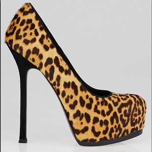 YVES SAINT LAURENT
Leopard print shoes